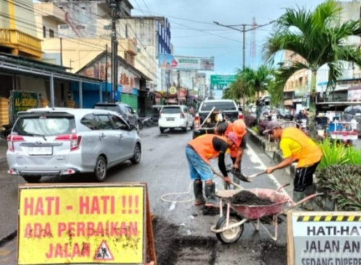 Jelang Nataru Pemkab Asahan Perbaiki Ruas Jalan Inti Kota Kisaran