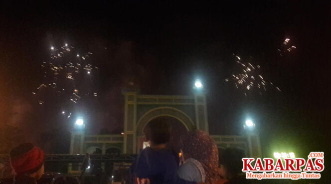 
Perang Kembang Api Warnai Pergantian Tahun Baru di Pasuruan
