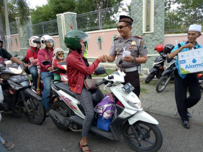 
Polres Probolinggo Beri Penggobatan Gratis ke Pengendara