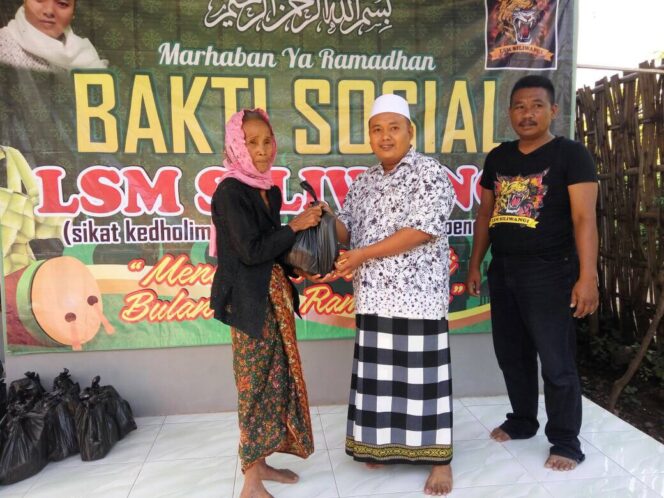 
Puluhan Warga Tidak Mampu di Probolinggo Dapat Bantuan Sembako