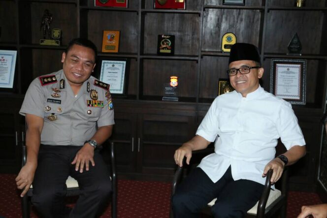 
Pengurusan Ijin Tambang Belum Beres, Bupati Anas Temui Kapolres Banyuwangi
