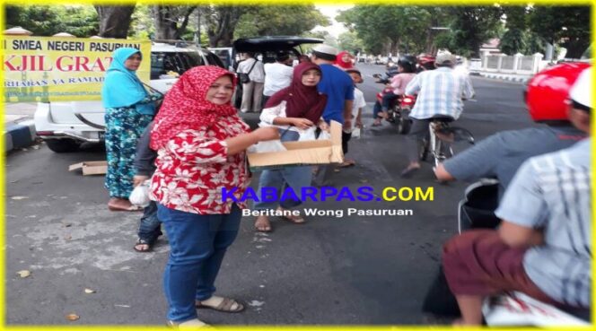 
Alumni SMEA Negeri Pasuruan Bagikan Takjil Gratis Kepada Pengendara