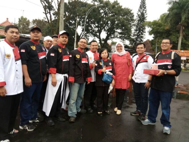 
Jalin Silaturahmi, Asosiasi Chef Kota Malang Adakan Bagi-bagi Takjil
