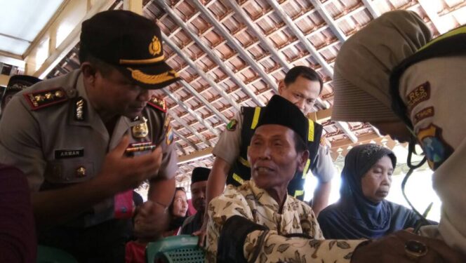 
Polisi Probolinggo Beri Penggobatan Gratis untuk Nelayan