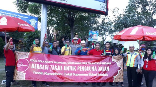 
Coca-cola Bagi Takjil 1000 Botol Minuman Kepada Pengendara