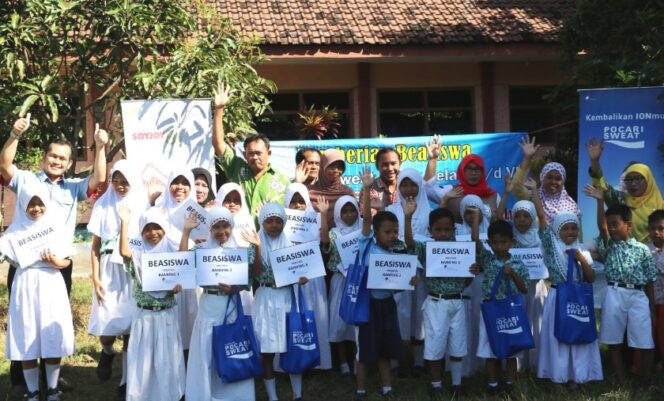 
Peduli Dunia Pendidikan, Pabrik Pocari Kejayan Beri Beasiswa hingga Parcel Lebaran