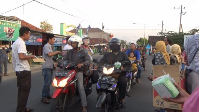 
THR Cair, Karyawan PT. Young Tree Berbagi 100 Bungkus Takjil