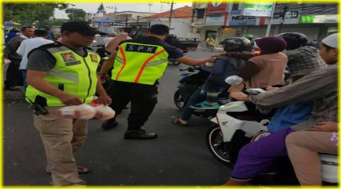 
SPK Pasuruan Raya Bagikan Ratusan Takjil Gratis Kepada Pengguna Jalan