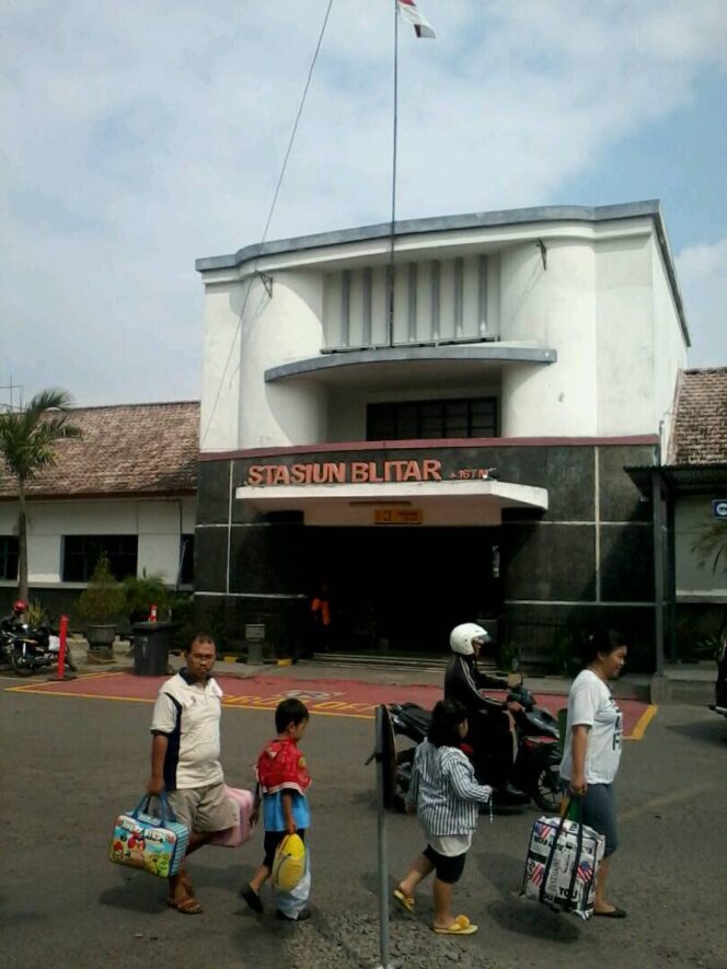 
Penumpang Kereta Api Keluhkan Fasilitas Portal Parkir di Stasiun Blitar