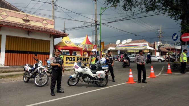 
Beri Rasa Aman Pemudik, Polisi Bersenjata Laras Panjang Disiagakan di Purwosari