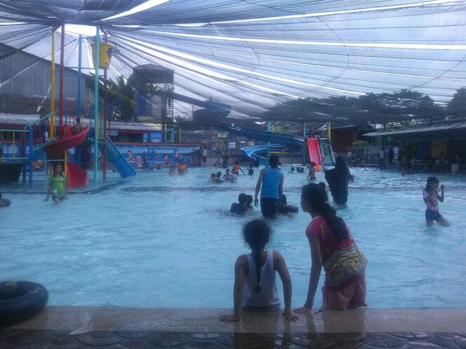 
Libur Lebaran, Kolam Renang di Pasuruan Jadi Wisata Andalan