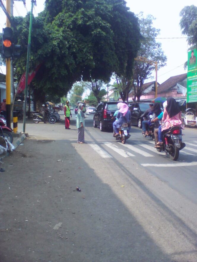 
H+4 Lebaran, Arus Lalu – lintas di Depan Pasar Wonorejo Masih Lancar