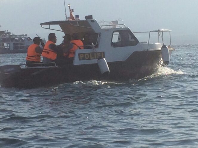 
Satpol Air Polres Banyuwangi Sisir Korban Tenggelam Asal Pasuruan di Pelabuhan Gilimanuk – Bali