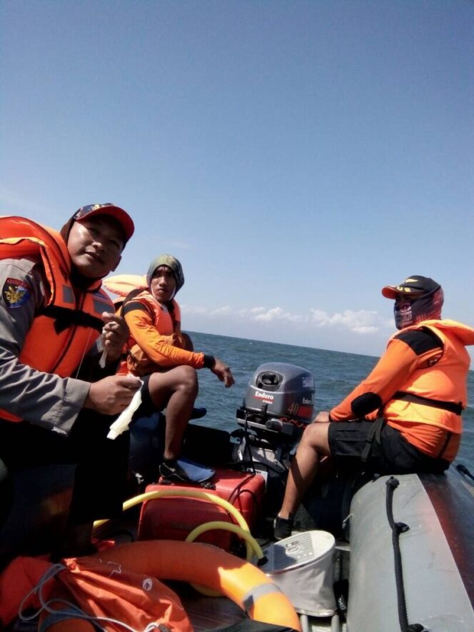 
Cari Pelajar Pasuruan yang Tenggelam, Tiga Kapal Speedboat Lakukan Penyisiran di Perairan Bali