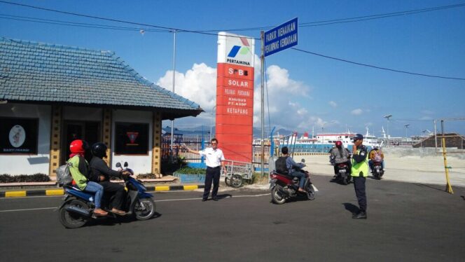 
					Bantu Perlancar Antrian Penumpang Kapal, Manager Operasional ASDP Ketapang Turun Langsung ke Lapangan