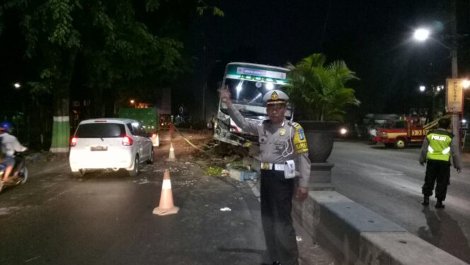 
Dalam Waktu Bersamaan Dua Kecelakaan Terjadi di Bangil
