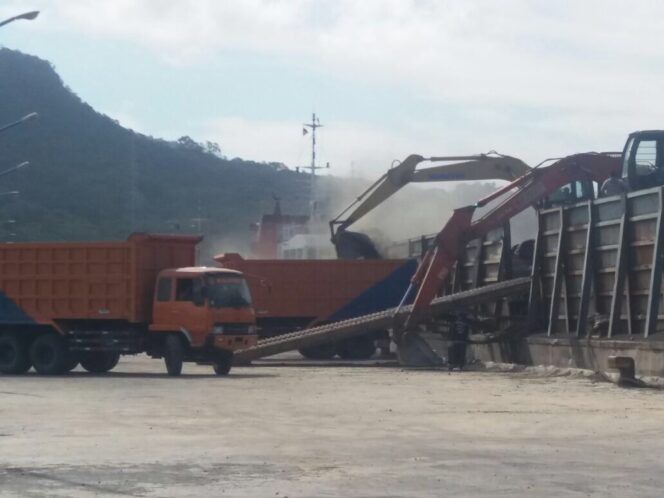
Warga Keluhkan Muatan Klinker di Pelabuhan Tanjung Wangi, Ternyata Ini Penyebabnya