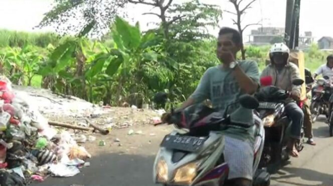 
Duhh, Pasca Lebaran Sampah di Desa Ini Menumpuk dan Berceceran hingga ke Jalan