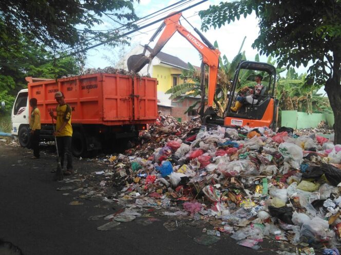 
Tumpukan Sampah di Desa Ini yang Sebelumnya Berceceran ke Jalan Akhirnya Dibersihkan