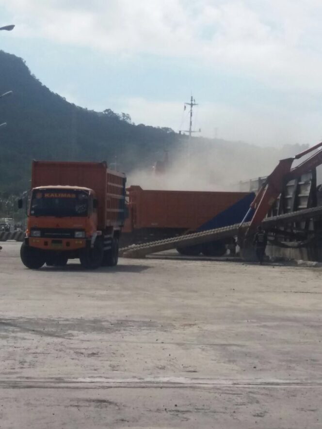 
PT. Pelindo III  Tanjung Wangi Tegaskan Tidak Keluarkan Ijin Rekomendasi Bongkar Muat Klinker