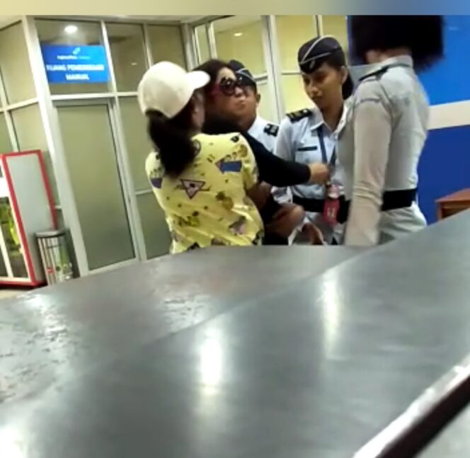 
Plak, Wanita Ngaku Istri Pejabat Ini Tampar Petugas Bandara