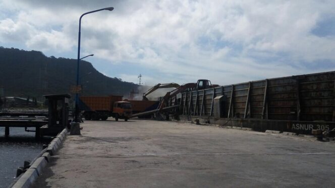 
Debu Klinker Dinyatakan Berbahaya, Kepala KSOP Tanjung Wangi Lempar Tanggung Jawab