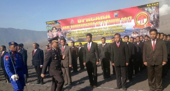 
					Ratusan Personel Polisi Ikuti Upacara HUT Bhayangkara di Lautan Pasir Bromo