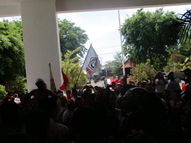 
					Demo Tolak Ekploitasi Umbulan di Gedung DPRD Kabupaten Pasuruan Diwarnai Kericuhan