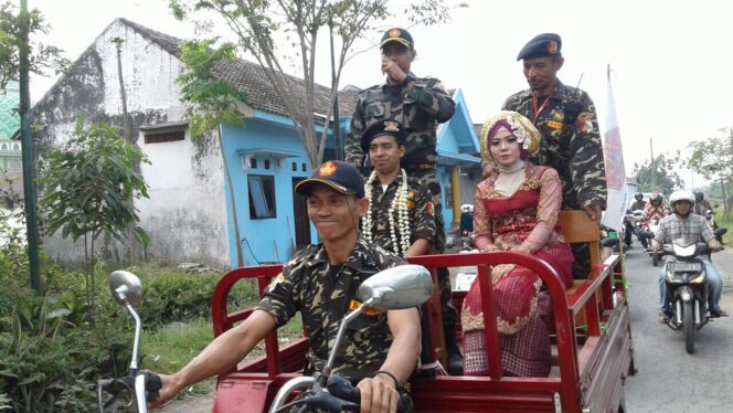 
					Bangga Jadi Warga NU, Pria Ini Nikah dengan Pakai Seragam Banser