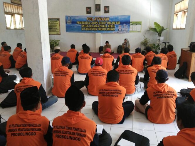 
Keren, 60 Nelayan di Probolinggo Ini Dilatih Buat Lampu Celup Dalam Air