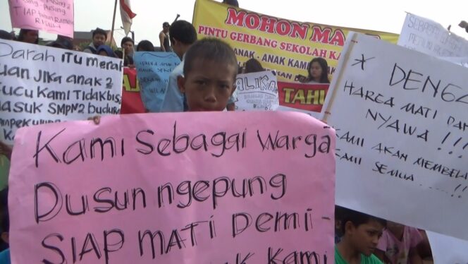
Anak Tak Diterima PPDB, Warga Sidokepung Demo  SMPN 2 Buduran