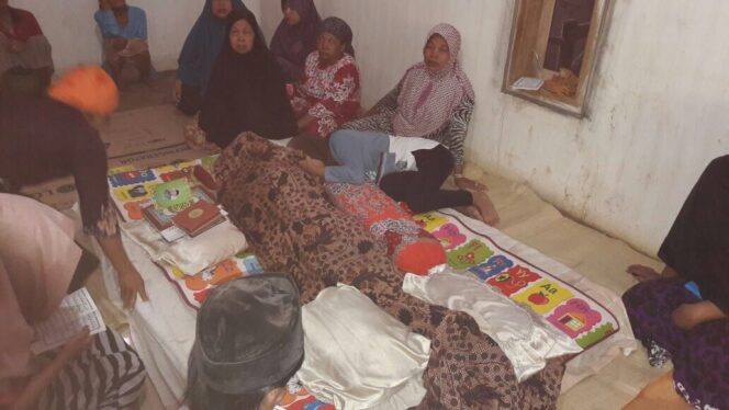 
Panjat Pohon Kelapa Setinggi 10 Meter, Pria Ini Justru Tewas Usai Tertimpa Kelapa