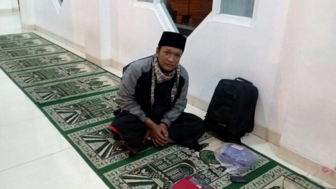 
Jadi Musafir, Sam WES Apresiasi Masjid Berikan Makanan dan Minuman Gratis