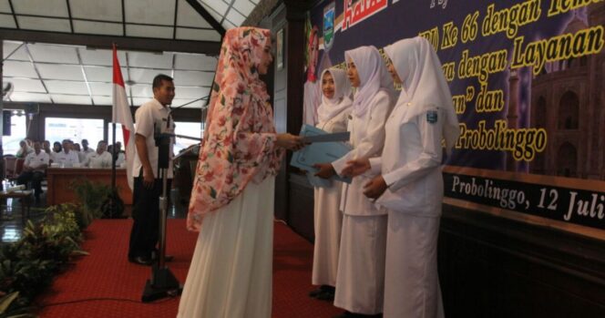 
Ratusan Bidan Terima SK CPNS