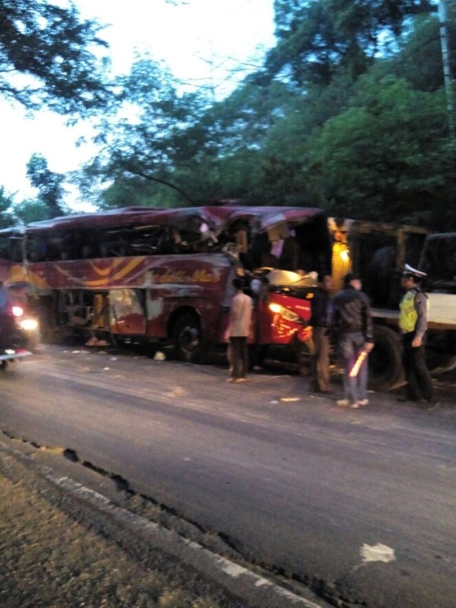 
Laka Maut di Depan Pantai Bentar Probolinggo, 10 Orang Tewas