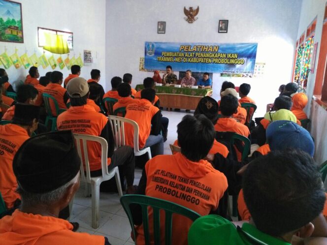 
Pemkab Probolinggo Latih Pembuatan Jaring Trammel Net