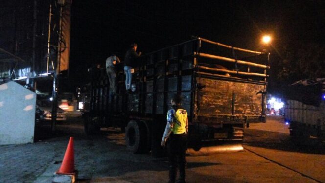 
Perketat Penyebrangan Pengiriman Hewan, Polisi Sidak Kelengkapan Dokumen Sapi