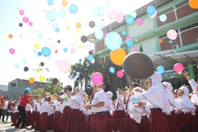 
Siswa Baru SD Al Muslim Terbangkan Puluhan Balon Cita-cita