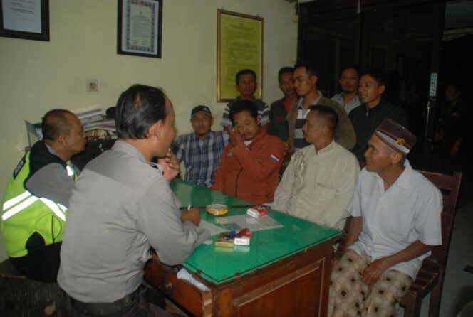 
Diduga Gelapkan Uang, Sekdes Ini Dilaporkan ke Polisi