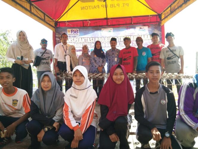 
Pemkab Probolinggo dan PJB Paiton Transplantasi 800 Bibit Terumbu Karang di Pantai Bhinor