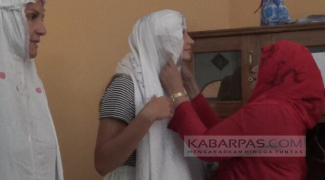 
Datang ke Malang, Turis Jerman Ini Belajar Tata Cara Berwudhu dan Solat
