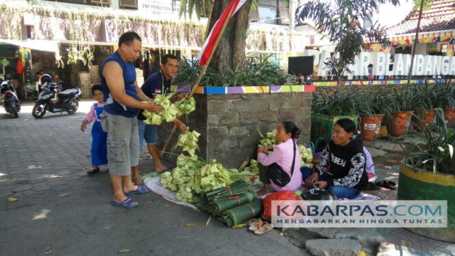 
Pasar Blambangan Mulai Dipadati Oleh Pedagang Ketupat