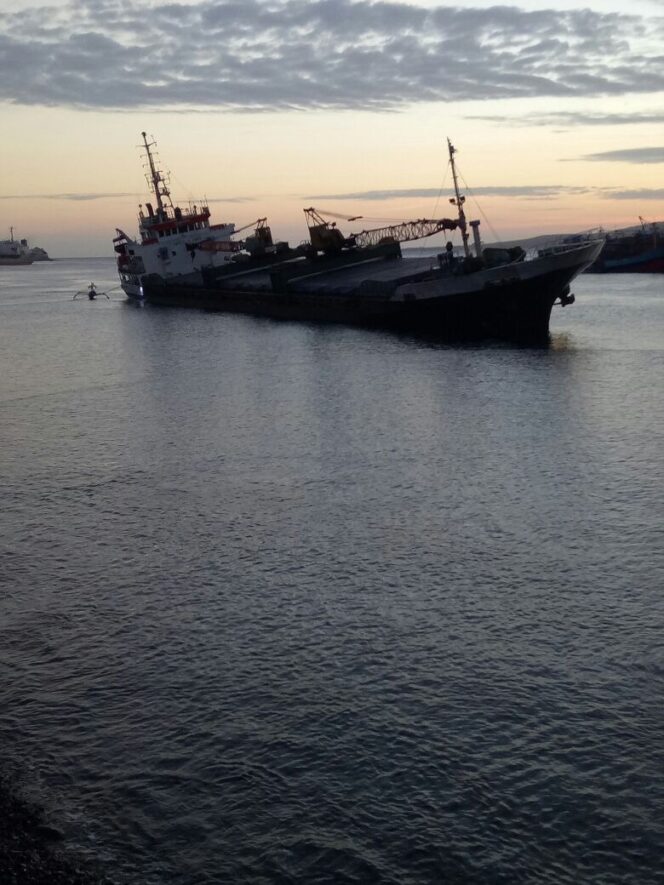 
Balik Kanan, Kapal Bahtera Sejati Mengalami Kebocoran