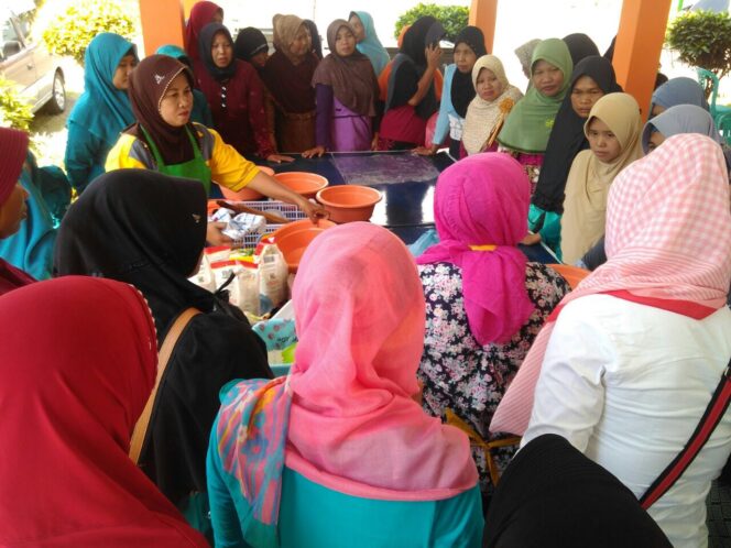 
Dinas Pemberdayaan Masyarakat dan Desa Gelar Pelatihan Pembuatan Aneka Kue