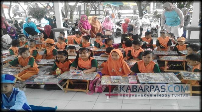 
Meriahkan HUT RI, Warga Srono Gelar Lomba Mewarnai Pahlawan