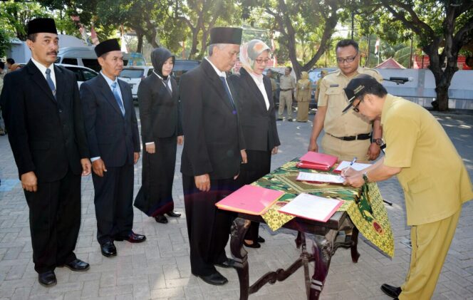 
Sejumlah Kepala Sekolah SMP di Probolinggo Jalani Sertijab
