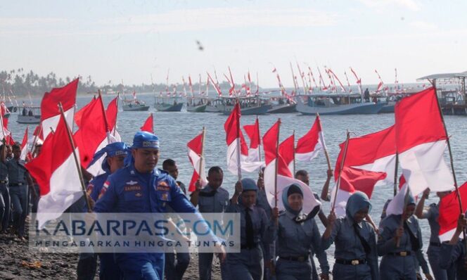 
Peringati HUT RI ke-72, Polair Polres Banyuwangi Gelar Parade Perahu Hias Merah Putih