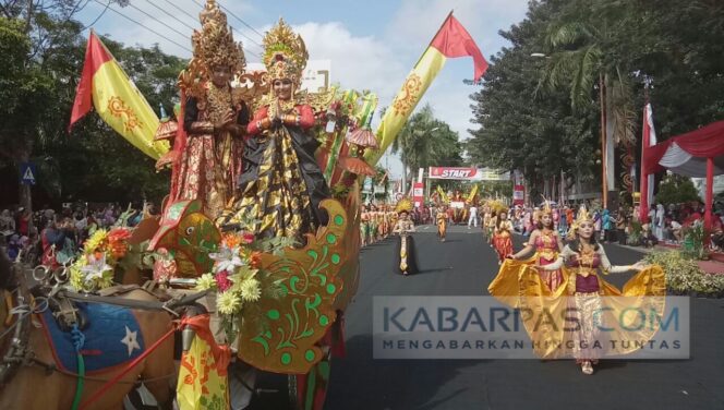 
Meriahkan Hari Kemerdekaan, Pemkab Banyuwangi Gelar Pawai Kebangsaan