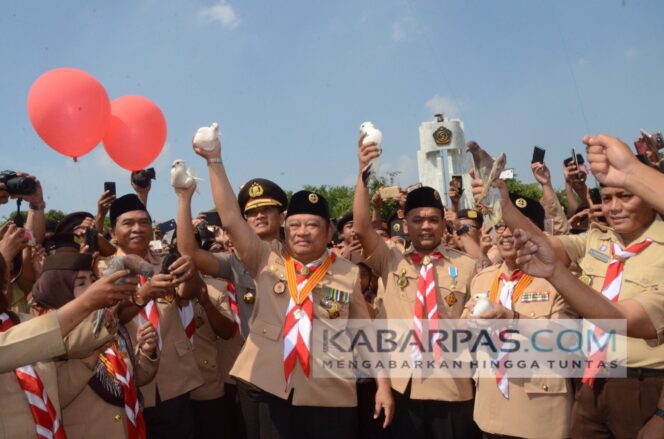 
Peringati Hari Pramuka, Bupati Sidoarjo Lepas Puluhan Burung Merpati