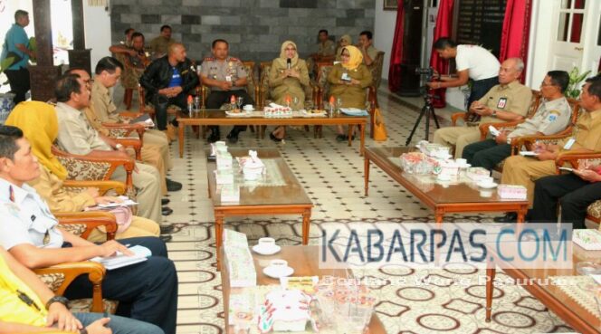 
Tingkatkan Kualitas Hidup Masyarakat Perkotaan, Pemkab Probolinggo Luncurkan Aplikasi Smart City
